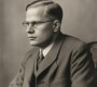 „Teoria stupidității” a teologului erou anti-nazist Dietrich Bonhoeffer, mai actuală ca niciodată: de ce trebuie să ne temem de proști mai tare decât de oamenii răi. „Răul poate fi demascat și oprit prin folosirea forței, pe când împotriva prostiei suntem lipsiți de apărare. (…) Un idiot puternic e mai dăunător decât o gașcă de infractori”