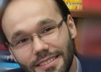 Să NU uităm: avocatul Bogdan Ionescu – cel care a cauzat eliminarea bustului din Iași al poetului Octavian Goga – e membru PNL, partidul care a avut cea mai puternică retorică anti-românească în ultimii ani, de la Crin Antonescu la frații Muraru / Florian, Vexler și Muraru sunt adevărații extremiști