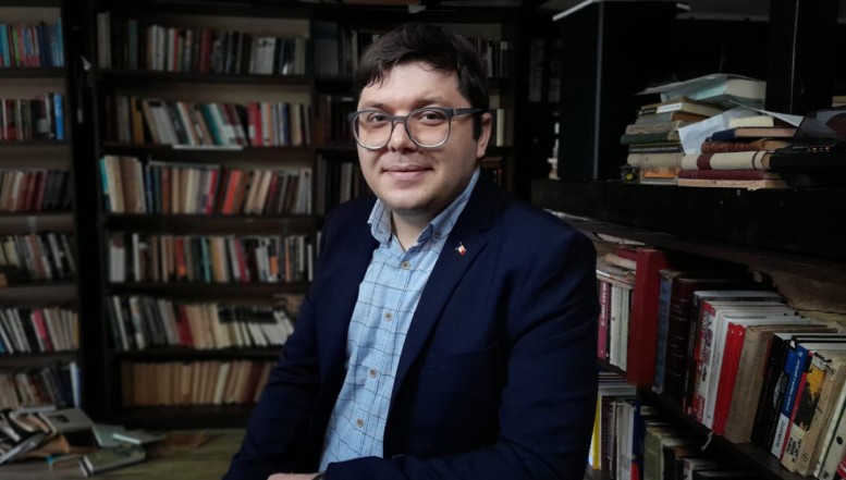 Cine este studentul basarabean snopit în bătaie de George Simion acum 13 ani: M-au bătut cam 15 minute, au smuls clanța de la ușă, nu mai aveam unde să fug și strigam „ajutor” / Un ofițer „mi-a spus să nu-mi fac mari speranțe în legătură cu acest dosar, deoarece sora lui este judecător”