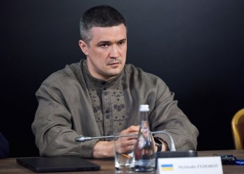 VIDEO Conflictul dintre Mihailo Fedorov și Volodimir Zelenski se amplifică. Tânărul politician cere public organizarea de alegeri în Ucraina, argumentând că Putin&Rusia nu pot decide când să voteze ucrainenii. Apelul lui a produs o undă de șoc la Kiev
