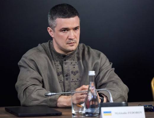 VIDEO Conflictul dintre Mihailo Fedorov și Volodimir Zelenski se amplifică. Tânărul politician cere public organizarea de alegeri în Ucraina, argumentând că Putin&Rusia nu pot decide când să voteze ucrainenii. Apelul lui a produs o undă de șoc la Kiev