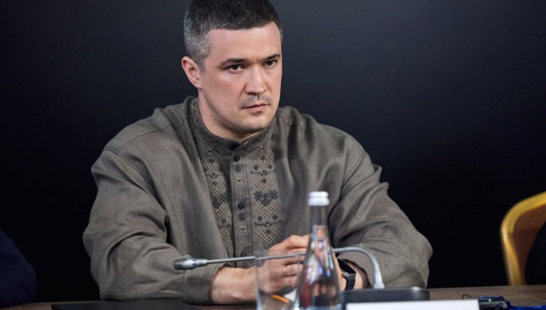 VIDEO Conflictul dintre Mihailo Fedorov și Volodimir Zelenski se amplifică. Tânărul politician cere public organizarea de alegeri în Ucraina, argumentând că Putin&Rusia nu pot decide când să voteze ucrainenii. Apelul lui a produs o undă de șoc la Kiev