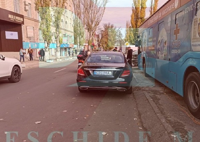 VIDEO. DOVADA: Ambasadorul Ungariei la Chișinău a încălcat legea și a refuzat să se supună cerințelor agenților de poliție. Mai mult, a accidentat cu mașina un agent de patrulare. Ambasada Ungariei vrea să îngroape scandalul