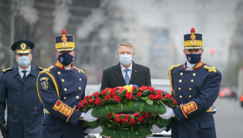 VIDEO. Moment stânjenitor. Klaus Iohannis a fost făcut „criminal” în timpul depunerii unei corone de flori la monumentul eroilor din Piața Universității