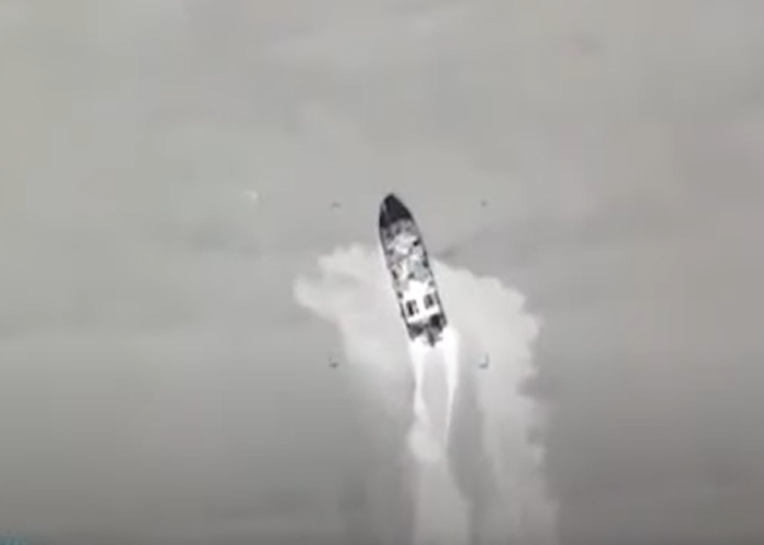 VIDEO. Ucrainenii au distrus cu drone Bayraktar două vase rusești lângă Insula Șerpilor. Unul din bombardamente a fost filmat