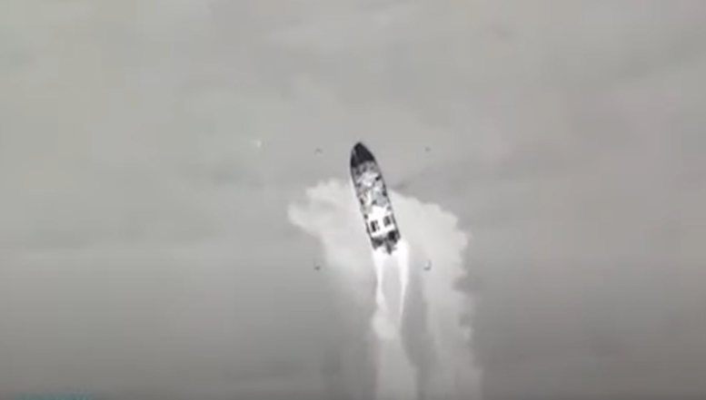 VIDEO. Ucrainenii au distrus cu drone Bayraktar două vase rusești lângă Insula Șerpilor. Unul din bombardamente a fost filmat