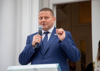Generalul erou al Ucrainei, Valeri Zalujnîi, respinge categoric speculațiile cu privire la pregătirea unei candidaturi. „Nu recunosc legitimitatea organizării de alegeri în timpul războiului. Nu creez niciun partid și nu am nicio legătură cu vreo forță politică”