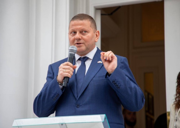 Generalul erou al Ucrainei, Valeri Zalujnîi, respinge categoric speculațiile cu privire la pregătirea unei candidaturi. „Nu recunosc legitimitatea organizării de alegeri în timpul războiului. Nu creez niciun partid și nu am nicio legătură cu vreo forță politică”