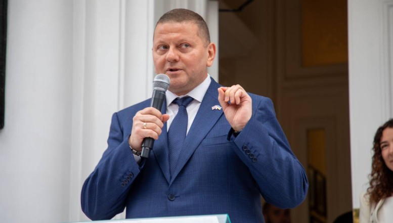 Generalul erou al Ucrainei, Valeri Zalujnîi, respinge categoric speculațiile cu privire la pregătirea unei candidaturi. „Nu recunosc legitimitatea organizării de alegeri în timpul războiului. Nu creez niciun partid și nu am nicio legătură cu vreo forță politică”