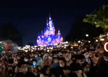 VIDEO. Imagini dramatice cu vizitatorii parcului Disney din Shanghai blocați de autorități în interior și eliberați doar în baza unui test COVID negativ