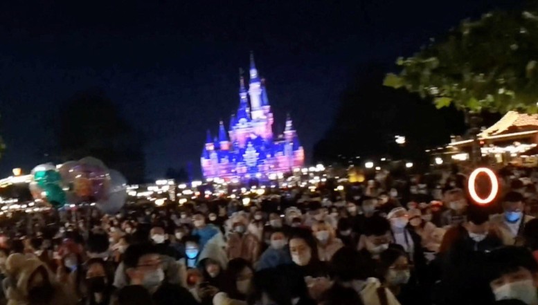 VIDEO. Imagini dramatice cu vizitatorii parcului Disney din Shanghai blocați de autorități în interior și eliberați doar în baza unui test COVID negativ