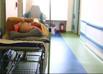 Statul își extinde puterea până la un nivel care frizează demența și autoritarismul. Noi constrângeri aberante pentru cetățeni: amenzi între 5000 și 20.000 de lei pentru lipsa de respect față de funcționari, în vreme ce medicii vor putea refuza să trateze un pacient care manifestă o atitudine „ostilă” sau „ireverențioasă”