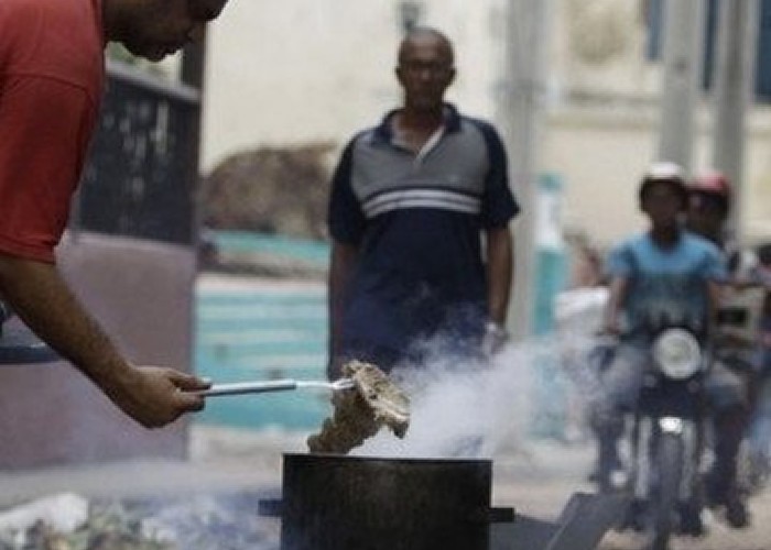 Cubanezii se prăpădesc de foame, în beznă, dar dictatura comunistă de la Havana strânge semnături împotriva lui Trump!  