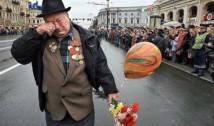 9 mai 2025. Veteranii de război germani, italieni, britanici sau francezi beneficiază de pensii militare de câteva ori sau de zeci de ori mai mari decât cele oferite de Rusia ostașilor ruso-sovietici. Cum au ajuns învinșii să trăiască mai bine decât ”învingătorii”. De ce veteranii de război ruși rămân incomozi pentru Kremlin, deși sunt folosiți propagandistic