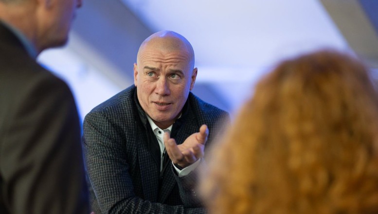 Viitorul ministru al Culturii a fost condamnat definitiv pentru conflict de interese. Numele său apare și în dosarul devalizării bugetului Societăţii Române de Radiodifuziune. În prezent, „propunerea UDMR” se judecă în instanță chiar cu ministerul pe care ar urma să-l conducă