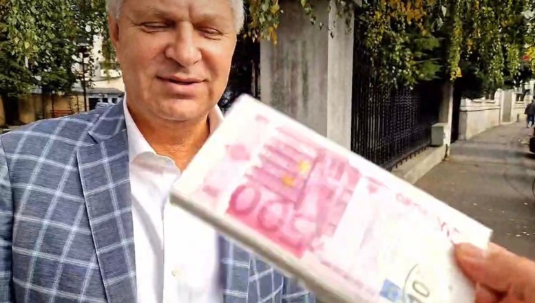VIDEO. Marian Ceaușescu l-a așteptat cu un teanc de euro pe Tudorache-Diamant. Fostul edil: „Nu-mi plac banii” / A acceptat însă insigna cu mesajul „Borfaș politician”