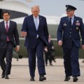 Donald Trump a anunțat că le mai dă iranienilor un răgaz de zece zile pentru a veni la masa negocierilor. Între timp, peste 10.000 de militari americani ar fi fost trimiși în regiune pentru o eventuală intervenție terestră