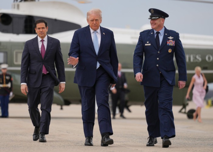 Donald Trump a anunțat că le mai dă iranienilor un răgaz de zece zile pentru a veni la masa negocierilor. Între timp, peste 10.000 de militari americani ar fi fost trimiși în regiune pentru o eventuală intervenție terestră