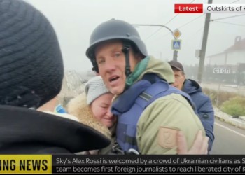 VIDEO. Scene emoționante în orașul scăpat de jugul rusesc. De fericire, ucrainenii eliberați la Herson l-au îmbrățișat plângând și pe reporterul Sky News, primul jurnalist străin ajuns în oraș / „Libertatea se simte minunat și oamenii vor să o strângă tare la piept, să nu-i mai dea drumul”