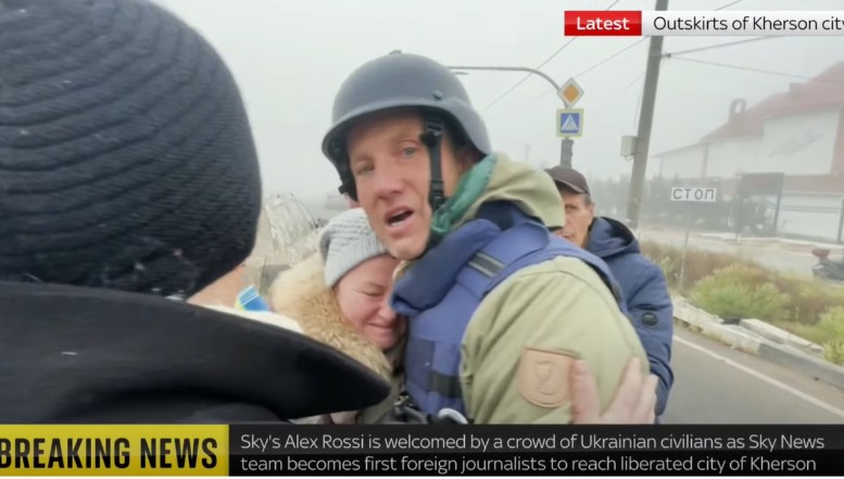 VIDEO. Scene emoționante în orașul scăpat de jugul rusesc. De fericire, ucrainenii eliberați la Herson l-au îmbrățișat plângând și pe reporterul Sky News, primul jurnalist străin ajuns în oraș / „Libertatea se simte minunat și oamenii vor să o strângă tare la piept, să nu-i mai dea drumul”
