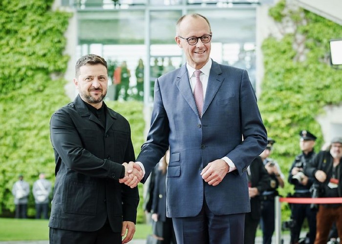 Merz îl presează pe Zelenski să reducă numărul bărbaților ucraineni care ajung în Germania: Sunt necesari pe front