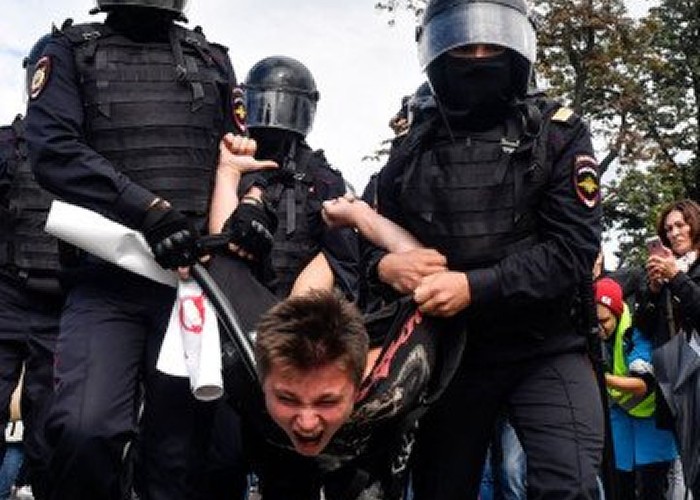 Protestele din Moscova CLATINĂ tronul lui Putin! Cum se RĂZBUNĂ Kremlinul pe demonstranți: bătăi cumplite, încarcerări abuzive, amenzi uriașe și amenințări extreme 