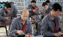 Rarisim: Nord-coreenii angajați în mai multe fabrici din China au pornit o REVOLTĂ. Motivul nemulțumirii: Pentru a se înarma, regimul de la Phenian le-a furat salariile restante