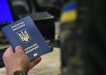 Cum au ajuns afirmațiile Ambasadei Ucrainei în România și ale Oanei Țoiu să se bată cap în cap în privința legii dublei cetățenii. Ministrul de Externe român fie minte, fie habar nu are când acuză „fake news!” și se filmează la Davos gâfâind și aberând că legea ar fi despre „străini”, nu despre ucraineni