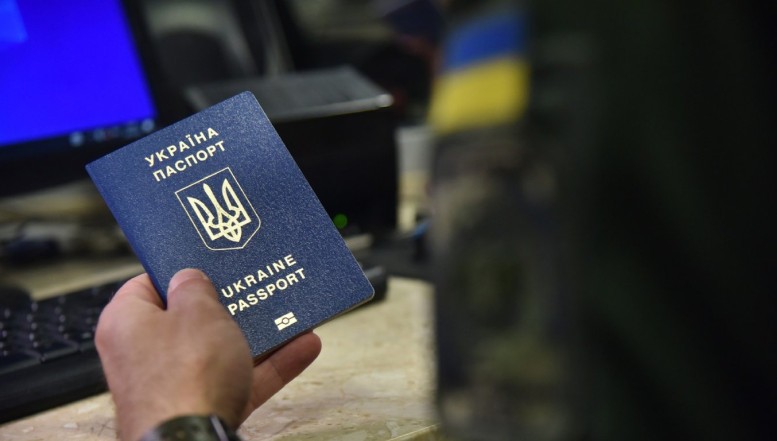 Cum au ajuns afirmațiile Ambasadei Ucrainei în România și ale Oanei Țoiu să se bată cap în cap în privința legii dublei cetățenii. Ministrul de Externe român fie minte, fie habar nu are când acuză „fake news!” și se filmează la Davos gâfâind și aberând că legea ar fi despre „străini”, nu despre ucraineni