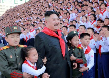 Geonocidul comunist: copiii fără adăpost mor de frig, pe străzi, în Coreea de Nord, care se confruntă cu temperaturi de -20 de grade. Moartea îi lovește și pe cei din adăposturile înghețate și lipsite de hrană, supuși unor abuzuri de neimaginat. De la Nicolae Ceaușescu la Kim Jong-un