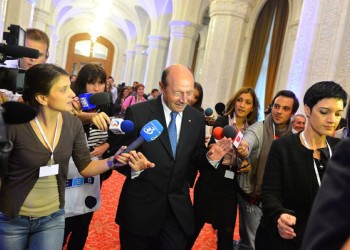 VIDEO. Traian Băsescu: „Sincer, situația este catastrofală cu un președinte și premier interimar. Gândiți-vă cum ar arăta România cu un președinte extremist care îl aduce în traistă și pe Georgescu” / Fostul președinte este însă convins că Nicușor Dan îl poate învinge pe George Simion în turul doi, dacă adoptă strategia folosită de el contra lui Sorin Oprescu în iunie 2000
