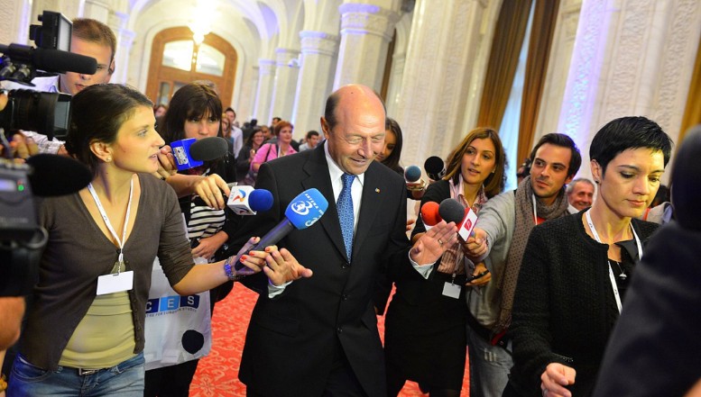 VIDEO. Traian Băsescu: „Sincer, situația este catastrofală cu un președinte și premier interimar. Gândiți-vă cum ar arăta România cu un președinte extremist care îl aduce în traistă și pe Georgescu” / Fostul președinte este însă convins că Nicușor Dan îl poate învinge pe George Simion în turul doi, dacă adoptă strategia folosită de el contra lui Sorin Oprescu în iunie 2000