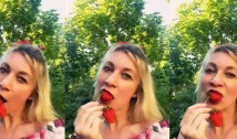 Nebunia oficialilor ruși. Purtătoarea de cuvânt a ministerului lui Lavrov, Maria Zakharova, și-a pus fundă roșie în cap și a mușcat senzual dintr-o căpșună. Reacția ucrainenilor: „porno de proastă calitate”
