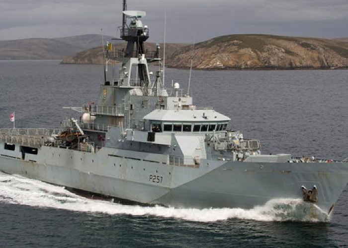 Franța și Marea Britanie se amenință cu măsuri de RĂZBOI: Londra trimite Royal Navy în Jersey după anunțul blocadei franceze în timp ce Parisul ia în calcul întreruperea cu energie electrică a insulei britanice