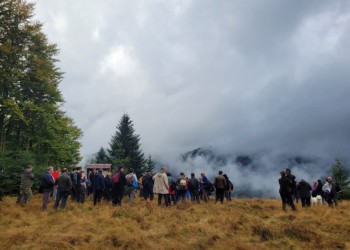 20 septembrie: ”Apuseni – Serbările Memoriei”. Vă invităm la o Drumeție cu Poveste pe Calea Partizanilor din Apuseni! Proiectul e menit comemorării partizanilor din Gruparea ”Șușman” de la Răchițele. Neuitându-i, vom dăinui!