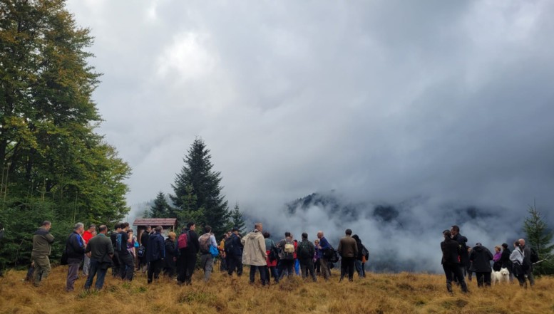 20 septembrie: ”Apuseni – Serbările Memoriei”. Vă invităm la o Drumeție cu Poveste pe Calea Partizanilor din Apuseni! Proiectul e menit comemorării partizanilor din Gruparea ”Șușman” de la Răchițele. Neuitându-i, vom dăinui!
