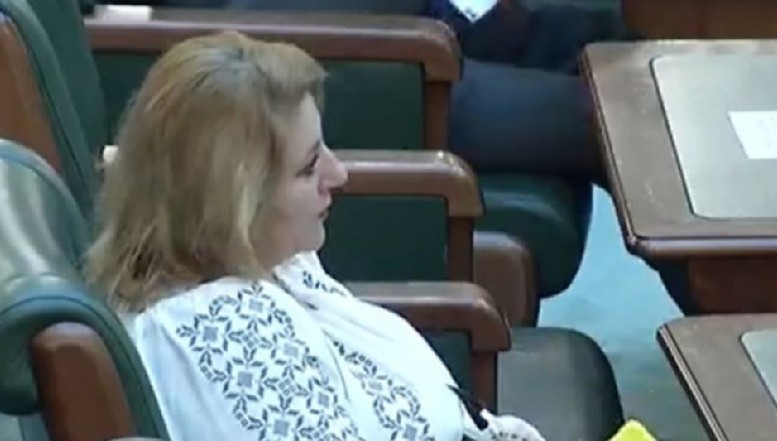 Adeverința medicală a lui Șoșoacă nu este valabilă. Obligată să poarte mască în Parlament, senatoarea AUR amenință: „Voi depune plângere penală pentru publicarea datelor medicale”