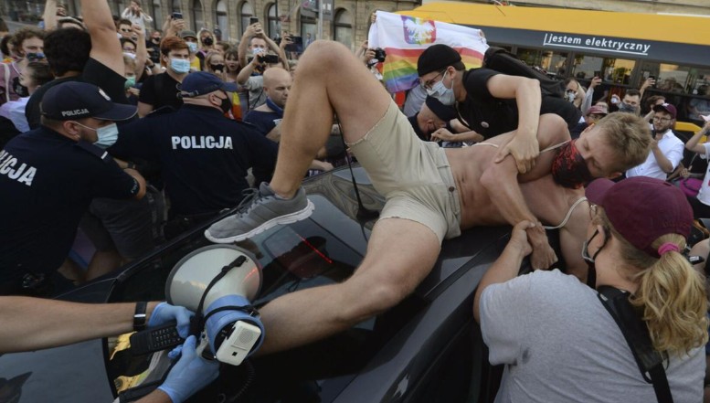 Schimb dur de replici între oficialii polonezi și cei europeni după arestarea militantului LGBT Michał Szutowicz, alias Margaret sau Margot. ”Curcubeul” violenței 