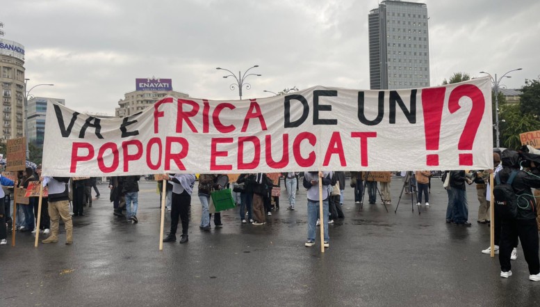 Un doctor în economie spulberă propunerile neomarxiștilor de la Sens, explicându-le, ca la gradiniță, că populația e saracă tocmai pentru că statul înhață prea mult din veniturile ei, pentru hrănirea unei clientele de partid. Or Sens propune aprofundarea acestui model falimentar