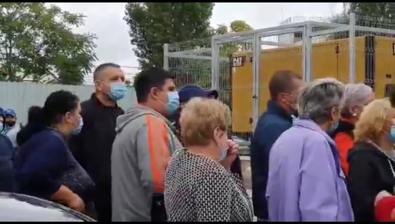 VIDEO. Zeci de susținători ai primarului Tudorache fac scandal și zbiară la useriștii aflați în fața Biroului Electoral al Sectorului 1 