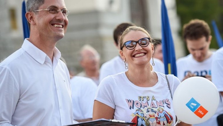 Dan Barna a votat la Sibiu, alături de soție și părinți. ”Luați-vă prietenii, colegii, familia, pe toți cei dragi și mergeți la vot”