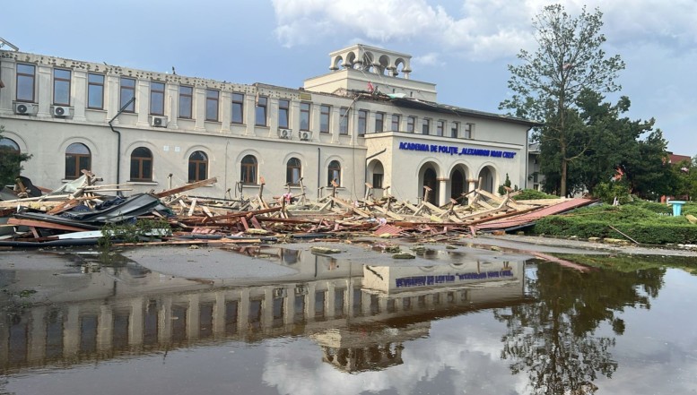 Academia de Poliție, abia renovată de firma unui PSD-ist, a fost transformată în moloz de o furtună / Sindicatul Europol acuză public conducerea Ministerului de Interne de „corupție și incompetență” / „Firmele abonate la bani publici și-au bătut joc de cea mai prestigioasă instituție a MAI”