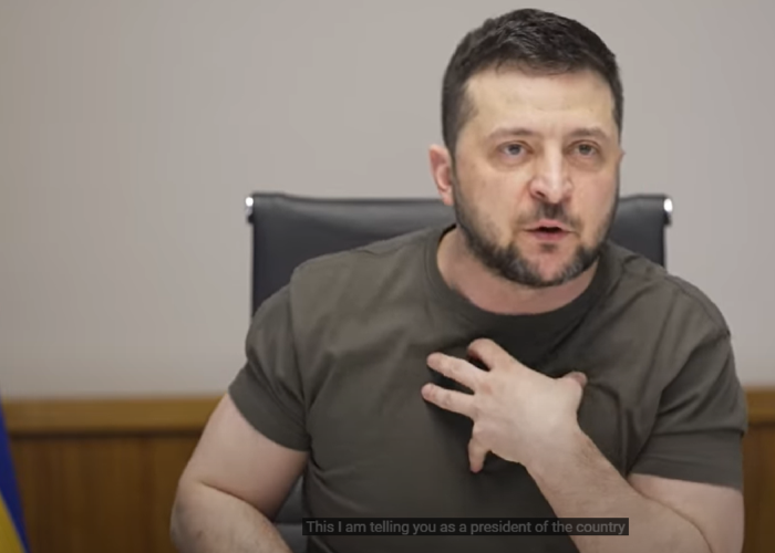 VIDEO. Volodimir Zelenski promite public protejarea minorității române din Ucraina. În interviul acordat jurnaliștilor ruși, liderul de la Kiev relatează cele mai șocante aspecte ale războiului. Rușii au trimis saci de gunoi pentru trupurile soldaților uciși. „Oare ce gândesc părinții acelor copii? La noi, oamenii ar snopi politicienii în bătaie dacă le-ar aduce morții în pungi pentru gunoi”