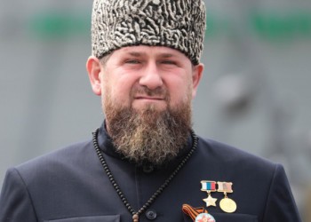 Șeful statului cecen – putinistul Ramzan Kadîrov – vrea să închidă toate saloanele de înfrumusețare care își fac publicitate ”necorespunzătoare”, prezentând părți ale corpului. Mai mult, Kadîrov a ordonat deschiderea de farmacii cu servicii separate pentru femei și bărbați