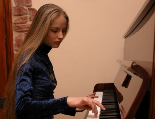 Sinuciderea unei rusoaice superbe revine în atenție odată cu publicarea fișierelor din Dosarele Epstein. Copila fusese și ea dusă cu avionul „Lolita Express” pe insula orgiilor