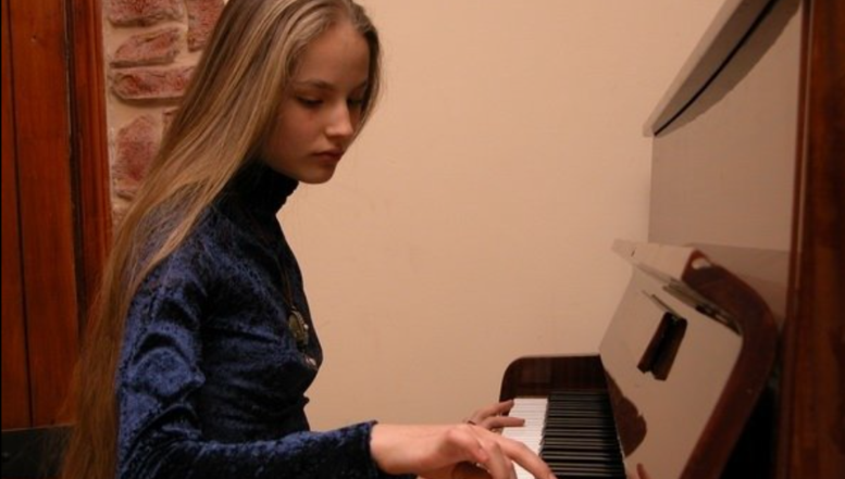 Sinuciderea unei rusoaice superbe revine în atenție odată cu publicarea fișierelor din Dosarele Epstein. Copila fusese și ea dusă cu avionul „Lolita Express” pe insula orgiilor