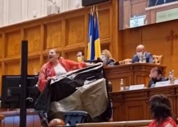 VIDEO. Balamuc sinistru în Parlament. Senatoarea cu sacul mortuar a agresat un parlamentar de la USR PLUS. „M-a prins de faţă. Mă gândesc la plângere chiar şi penală”