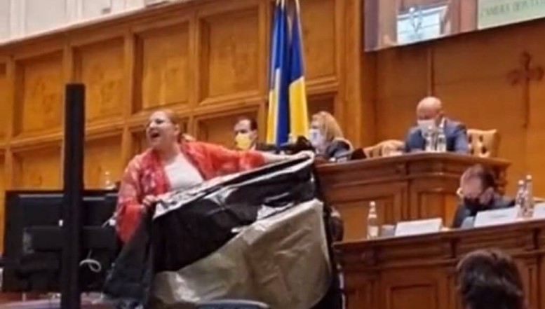VIDEO. Balamuc sinistru în Parlament. Senatoarea cu sacul mortuar a agresat un parlamentar de la USR PLUS. „M-a prins de faţă. Mă gândesc la plângere chiar şi penală”