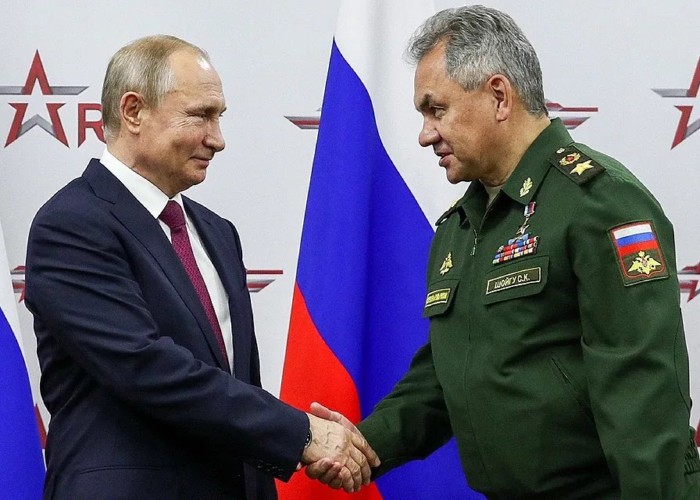 Fericire mare la curtea tiranului. Putin i-a decorat pe „eroii” din Lugansk și a ordonat o „pauză operațională” pentru trupele din regiune / Un fost lider militar din Donbas dezvăluie care e, de fapt, situația reală de pe front: pierderile au fost mult prea mari pentru „un câștig nesemnificativ”. Ucrainenii vor contraataca!