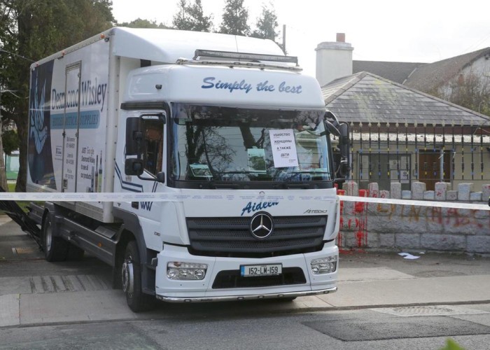 VIDEO. Irlandezii protestează contra Moscovei, nu glumă! Porțile Ambasadei Rusiei din Dublin au fost rupte cu un camion pentru produse bisericești / Șoferul: „Nu putem dormi liniștiți în casele noastre confortabile”